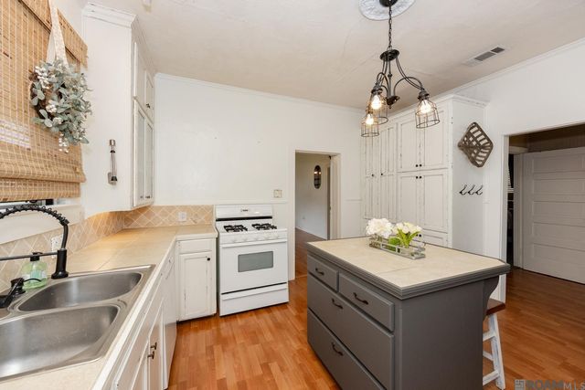 137 4th St, Port Allen, LA 70767