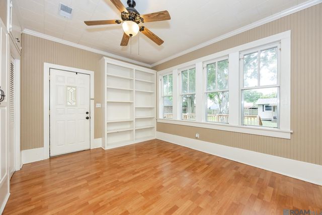 137 4th St, Port Allen, LA 70767