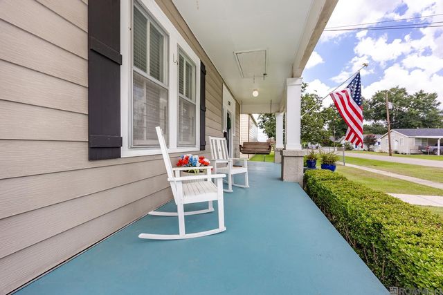 137 4th St, Port Allen, LA 70767