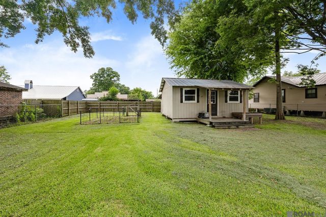 137 4th St, Port Allen, LA 70767