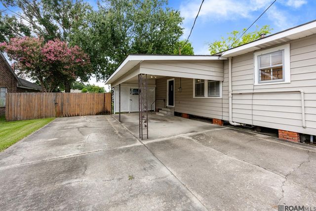137 4th St, Port Allen, LA 70767