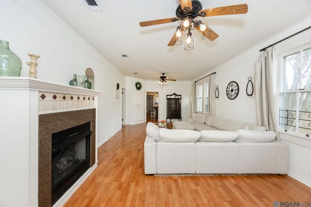 137 4th St, Port Allen, LA 70767