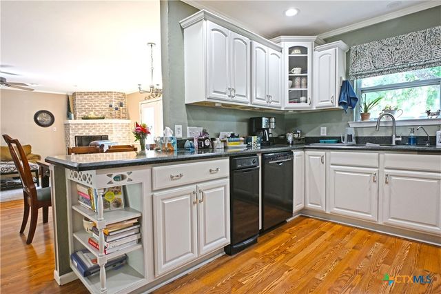 877 Twin Oaks Drive, New Braunfels, TX 78130