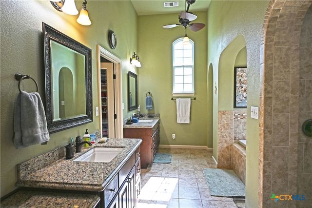 877 Twin Oaks Drive, New Braunfels, TX 78130