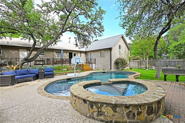 877 Twin Oaks Drive, New Braunfels, TX 78130