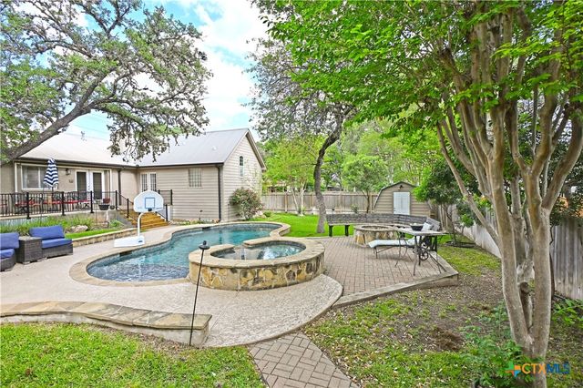 877 Twin Oaks Drive, New Braunfels, TX 78130