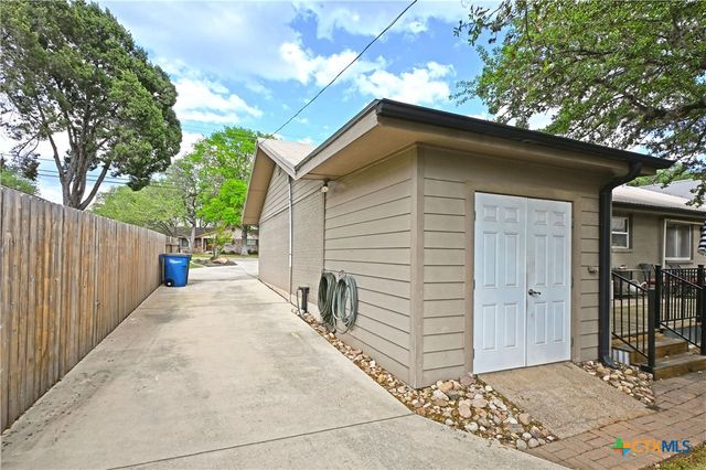 877 Twin Oaks Drive, New Braunfels, TX 78130