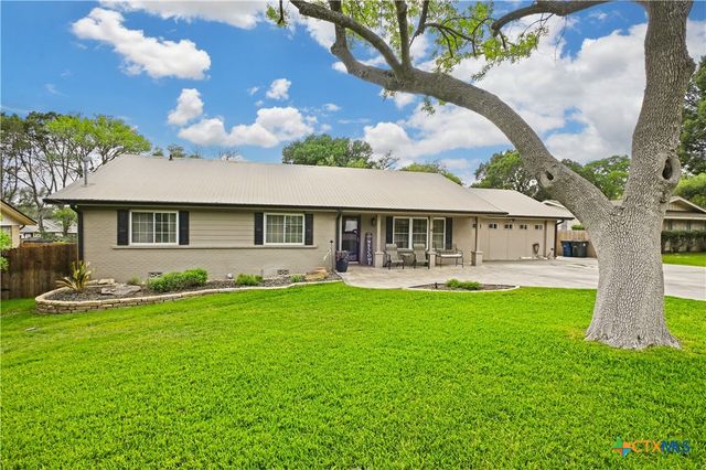 877 Twin Oaks Drive, New Braunfels, TX 78130