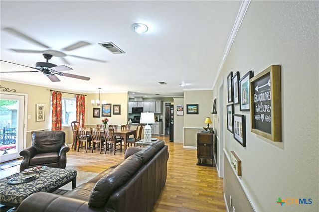 877 Twin Oaks Drive, New Braunfels, TX 78130