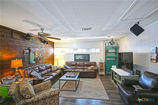 877 Twin Oaks Drive, New Braunfels, TX 78130