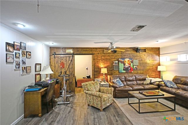 877 Twin Oaks Drive, New Braunfels, TX 78130