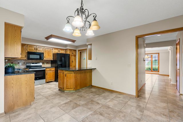 346 GOLDEN OAKS Drive, Council Bluffs, IA 51503