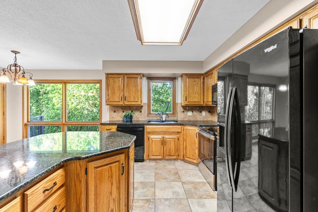 346 GOLDEN OAKS Drive, Council Bluffs, IA 51503