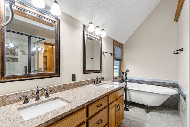 346 GOLDEN OAKS Drive, Council Bluffs, IA 51503
