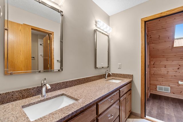 346 GOLDEN OAKS Drive, Council Bluffs, IA 51503