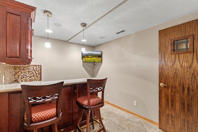 346 GOLDEN OAKS Drive, Council Bluffs, IA 51503