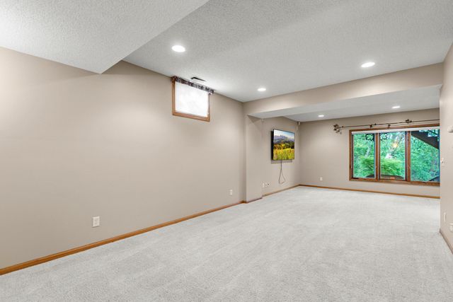 346 GOLDEN OAKS Drive, Council Bluffs, IA 51503