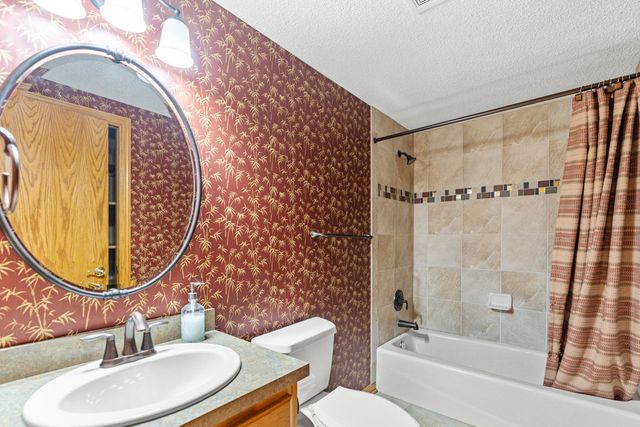 346 GOLDEN OAKS Drive, Council Bluffs, IA 51503