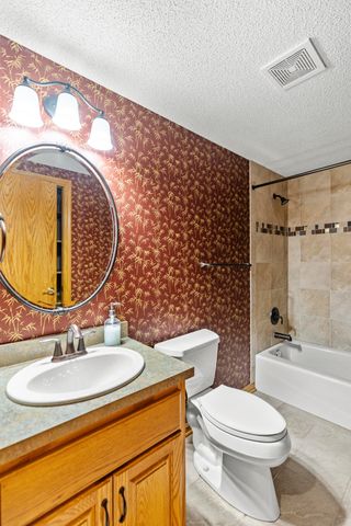 346 GOLDEN OAKS Drive, Council Bluffs, IA 51503