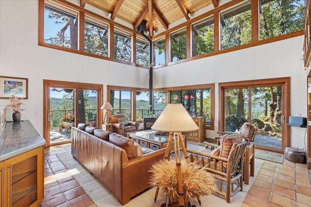 20111 Tanglewood Rd, Grass Valley, CA 95945