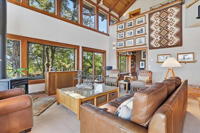 20111 Tanglewood Rd, Grass Valley, CA 95945