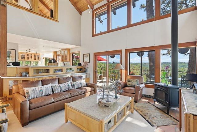 20111 Tanglewood Rd, Grass Valley, CA 95945