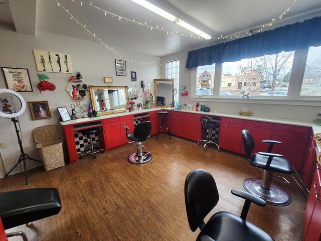 2575 S 76th STREET, West Allis, WI 53219