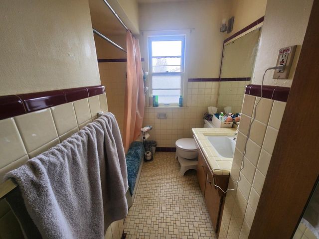 2575 S 76th STREET, West Allis, WI 53219