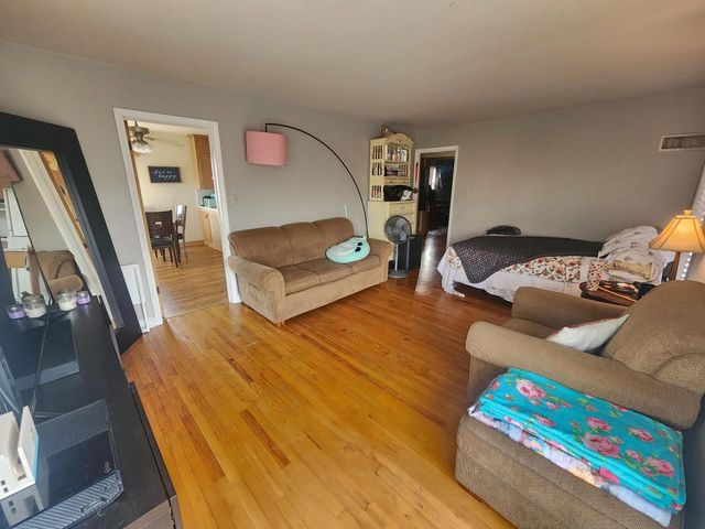 2575 S 76th STREET, West Allis, WI 53219