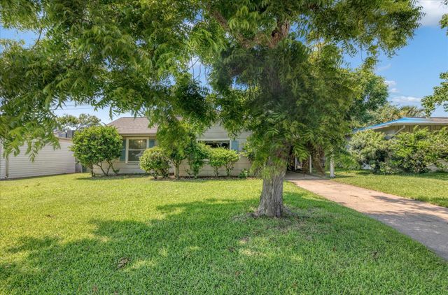 119 Barracuda Avenue, Galveston, TX 77550
