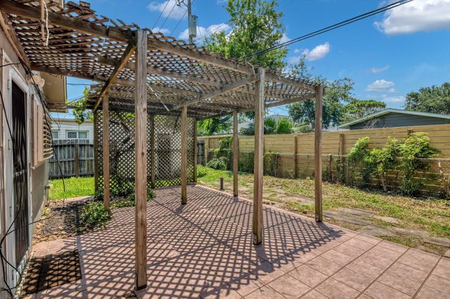 119 Barracuda Avenue, Galveston, TX 77550