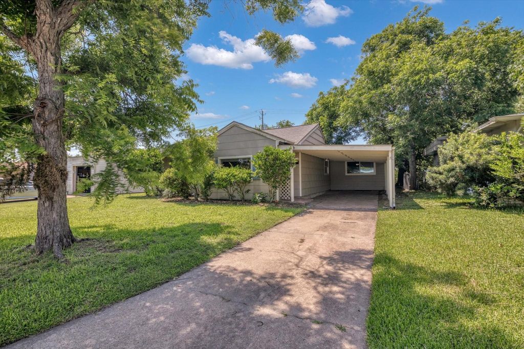 119 Barracuda Avenue, Galveston, TX 77550