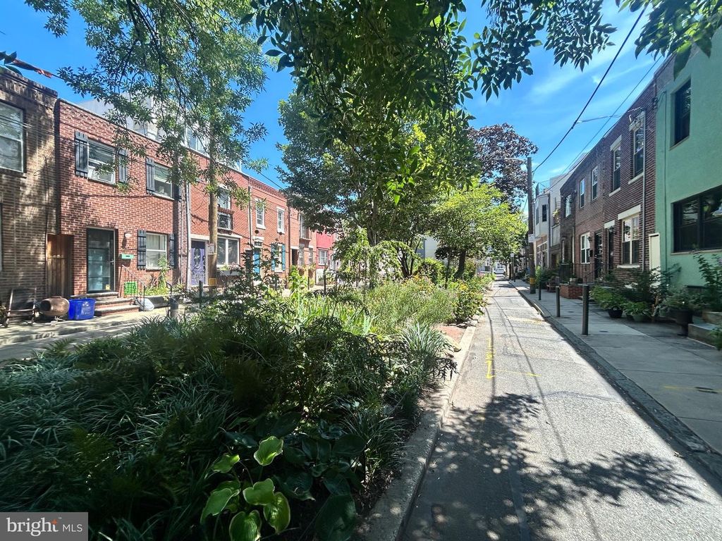 708 MEDINA, Philadelphia, PA 19147