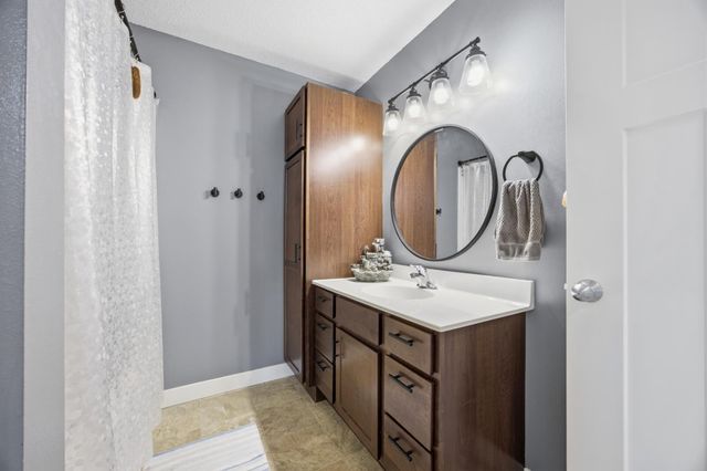 609 5th Street E, Horace, ND 58047