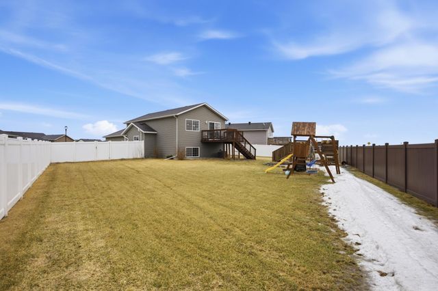 609 5th Street E, Horace, ND 58047