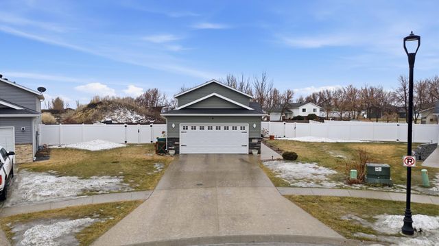 609 5th Street E, Horace, ND 58047
