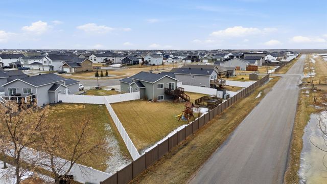 609 5th Street E, Horace, ND 58047