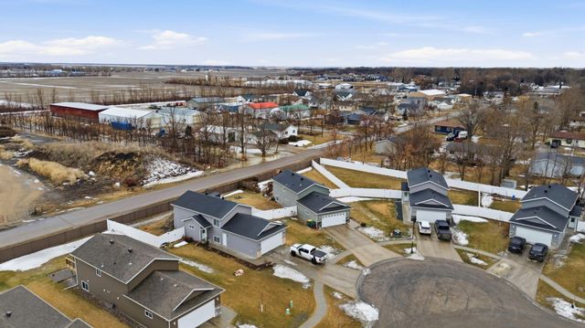 609 5th Street E, Horace, ND 58047