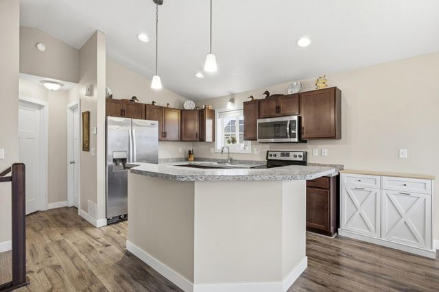 609 5th Street E, Horace, ND 58047