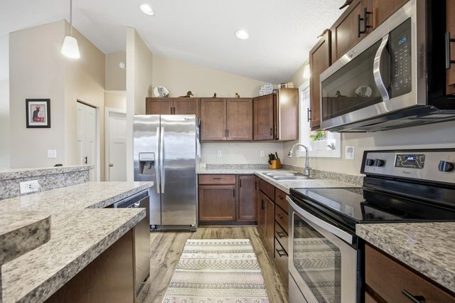 609 5th Street E, Horace, ND 58047