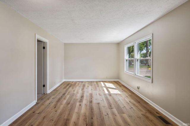 556 Broad Avenue, Nappanee, IN 46550