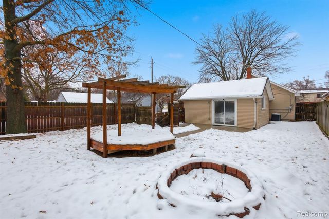 2304 2nd St Street, Westland, MI 48186