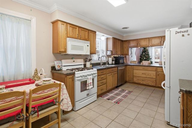 2304 2nd St Street, Westland, MI 48186