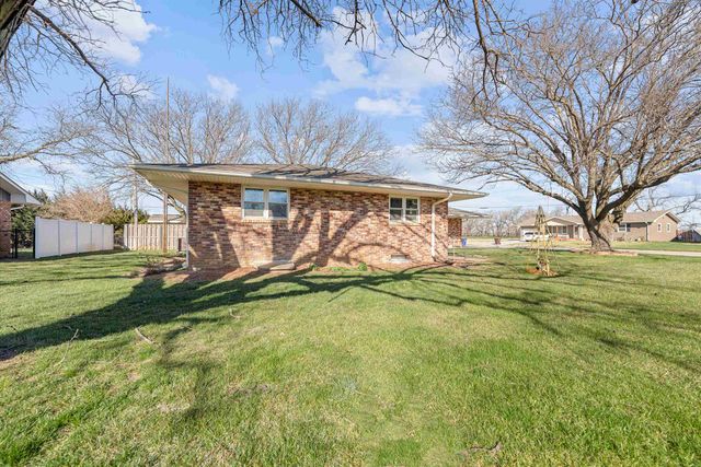 202 S Cherry St, Lindsborg, KS 67456