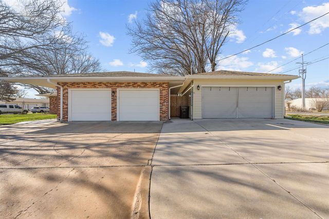202 S Cherry St, Lindsborg, KS 67456