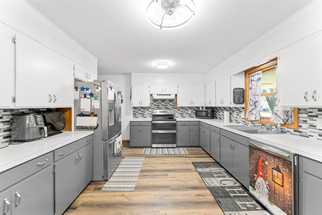 202 S Cherry St, Lindsborg, KS 67456