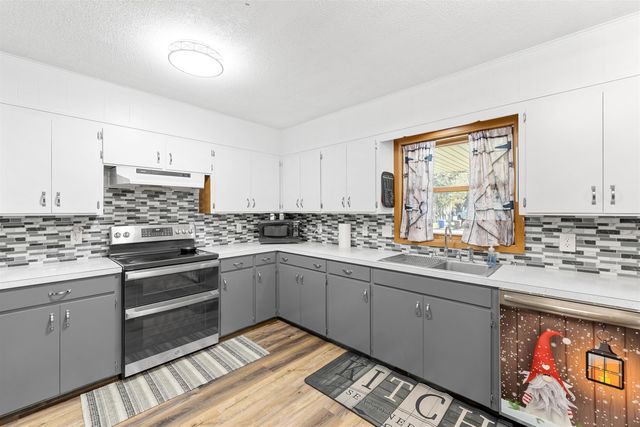 202 S Cherry St, Lindsborg, KS 67456