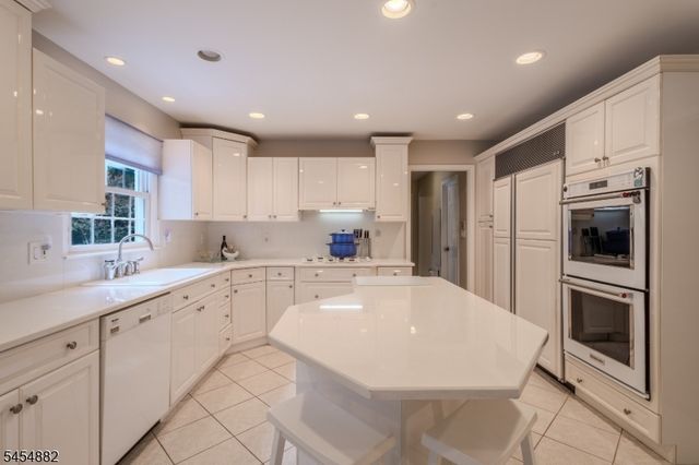 6 Burlington Ln, East Brunswick Twp., NJ 08816