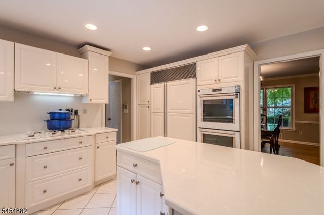6 Burlington Ln, East Brunswick Twp., NJ 08816