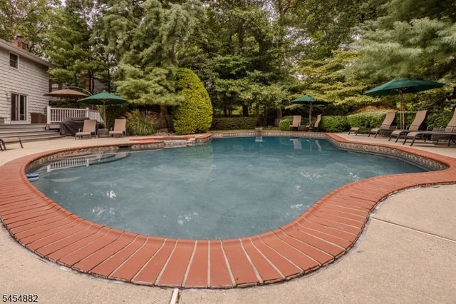 6 Burlington Ln, East Brunswick Twp., NJ 08816